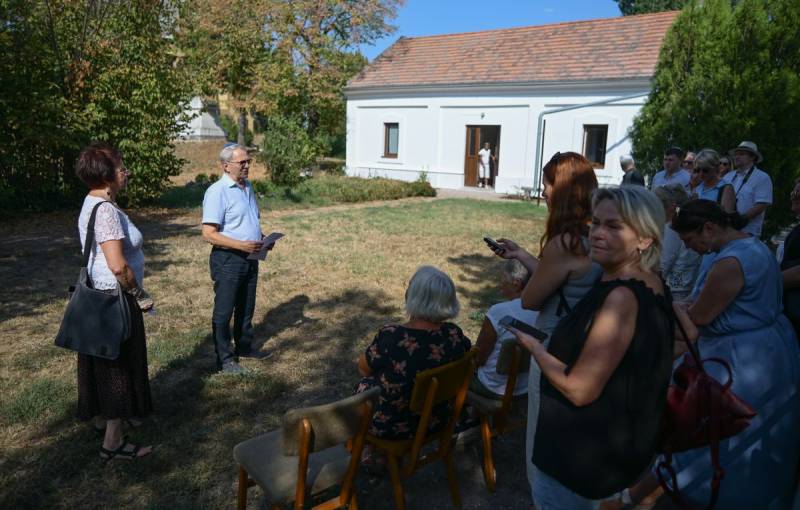 Buk István, a Szegedi Zsidó Hitközség elnöke és Ábrahám Vera, az Archívum munkatársa adta át a fogadóteret. Fotó: Török János